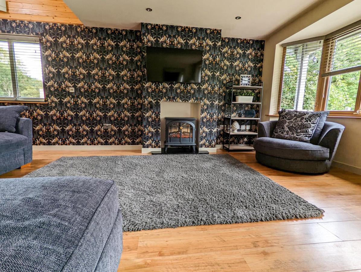 Elm Escapes Villa Knighton  Bagian luar foto
